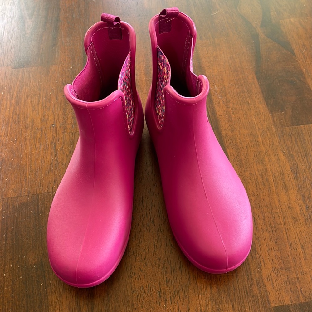 Crocs Chelsea boots (sz 6)